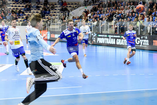 Alingsås Samuel Lindberg skjuter bollen i öppet mål