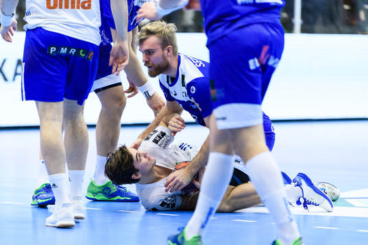 Alingsås Johan Nilsson får Ystads IFs Ludvig Hallbäck
