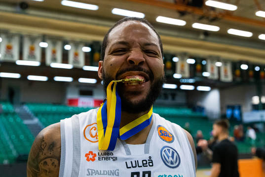 Luleås Brandon Rozzell jublar