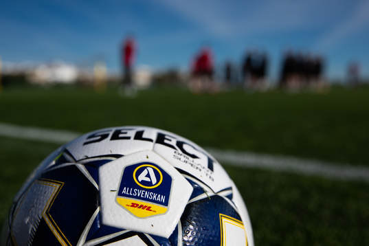 En fotboll vid sidan av planen