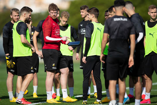 Häckens målvaktstränare Christoffer Källqvist instruerar