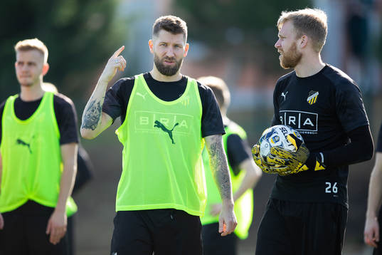 Häckens Joona Toivio och målvakt Peter Abrahamsson