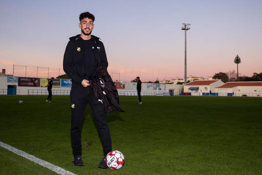 Häckens Daleho Irandust innan fotbollsmatchen i Atlantic