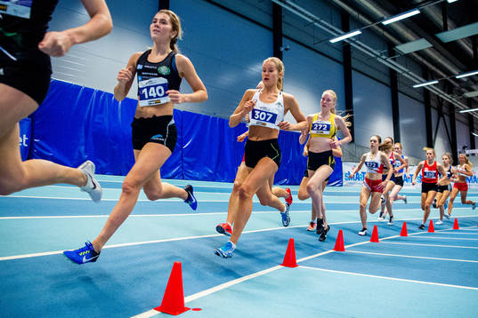 Kristine Lande Dommersnes and Malin Edland compete in