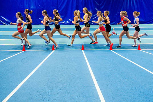 Malin Edland and athletes compete in women’s 1500 meter