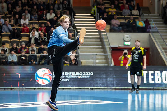 Sävehofs målvakt Simon Möller räddar en straff