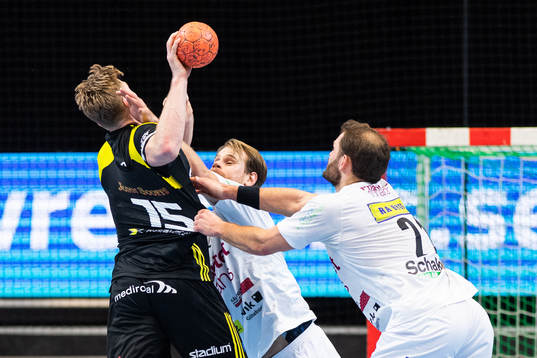 Redbergslids Oskar Ysander och Niclas Fingren försvarar