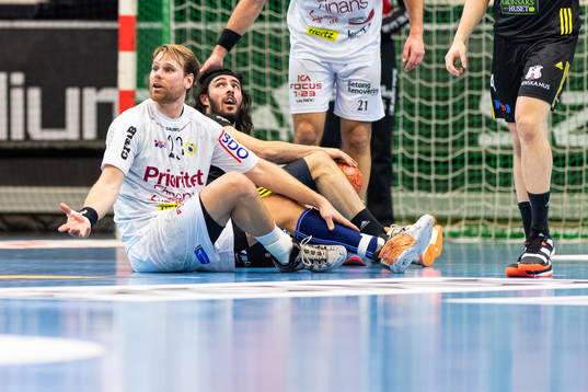 Redbergslids Oskar Ysander reagerar bredvid Sävehofs Pouya