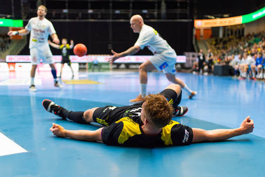 Sävehofs Jonathan Edvardsson ligger ner