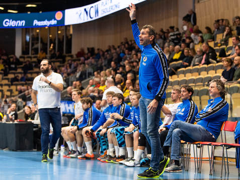 Redbergslids assisterande tränare Magnus Wislander reagerar