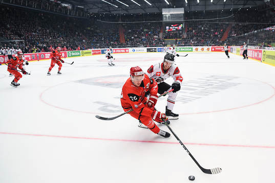 Ales Jergi  of Mountfield and Johan Sundström of Frölunda