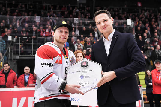 Ryan Lasch of Frölunda with his top scorer award