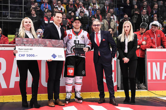 Ryan Lasch of Frölunda with the MVP award