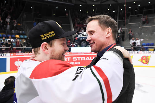 Ryan Lasch and head coach Roger Rönnberg of Frölunda