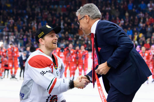 Ryan Lasch of Frölunda receives his gold medal