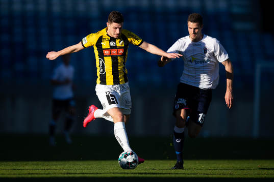 Adnan Maric of Häcken and Nicklas Helenius of Aarhus