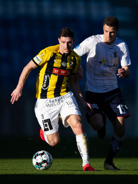Adnan Maric of Häcken and Nicklas Helenius of Aarhus