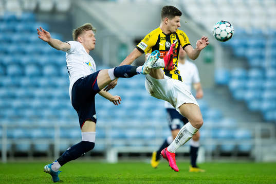 Bror Blume of Aarhus and Adnan Maric of Häcken