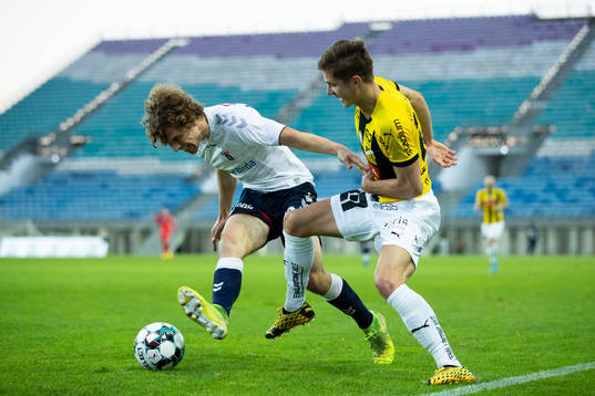 Alexander Munksgaard of Aarhus and Leo Bengtsson of Häcken