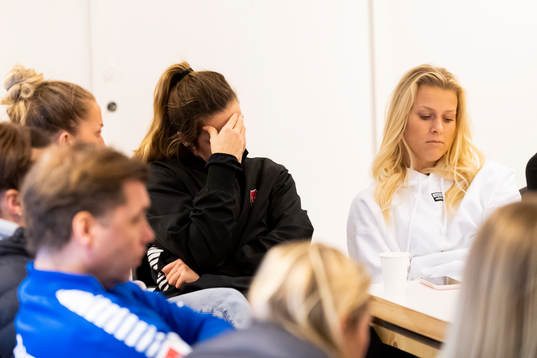 En av Limhamn Bunkeflos spelare håller handen i pannan