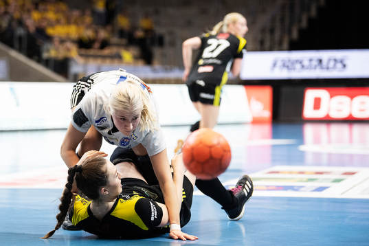 GT Söders Yasmin Domonji och Sävehofs Amelia Lundbäck