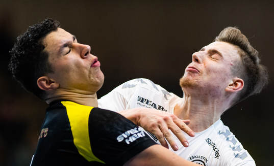 Sävehofs Adam Blanche och Guifs Erik Persson i kamp om