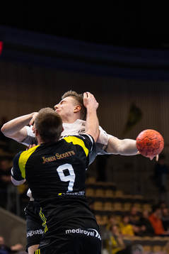 Guifs Erik Persson och Sävehofs Vetle Eck Aga i kamp om