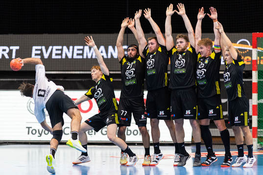 Guifs Robin Andersson Dickfors skjuter mot Sävehofs mur