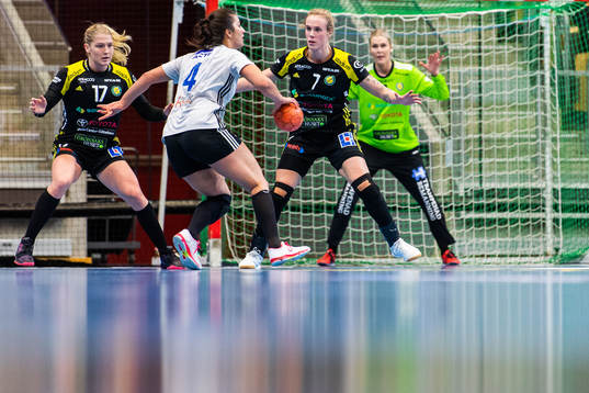Guifs Carl Gabrielsson anfaller mot Sävehofs Thess Krönell