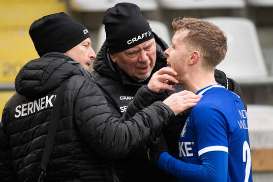 IFK Göteborgs Victor Wernersson får munnen undersökt av