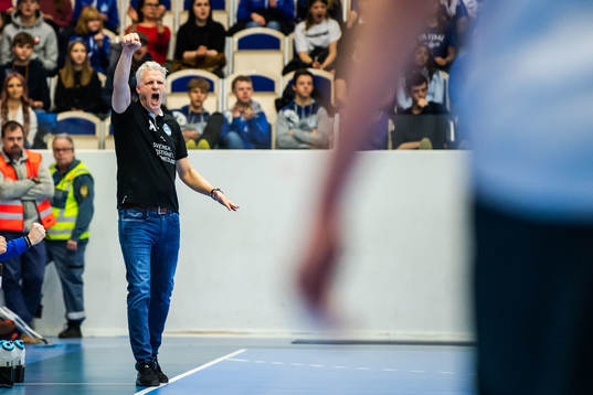 Alingsås tränare Mikael Franzén jublar