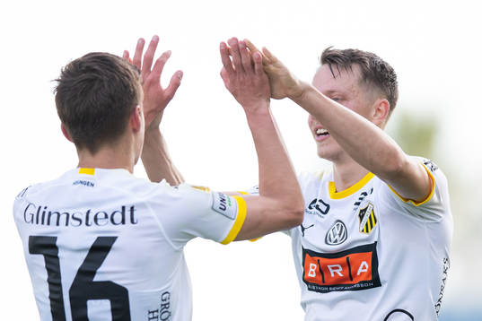 Leo Bengtsson of Häcken celebrates with team mate Viktor