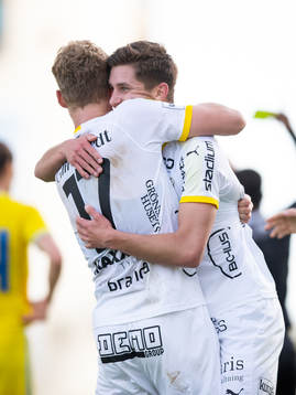 Leo Bengtsson of Häcken celebrates with team mate Gustav