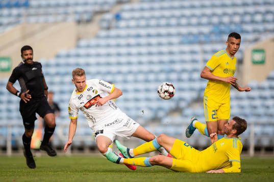 Ali Youssef of Häcken and Sergey Malyy of Astana