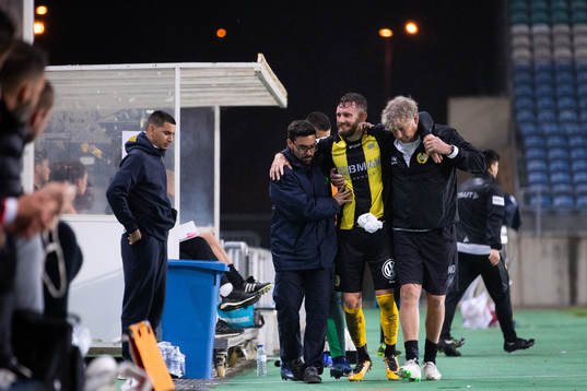 Simon Sandberg of Hammarby leaves the pitch due to injury