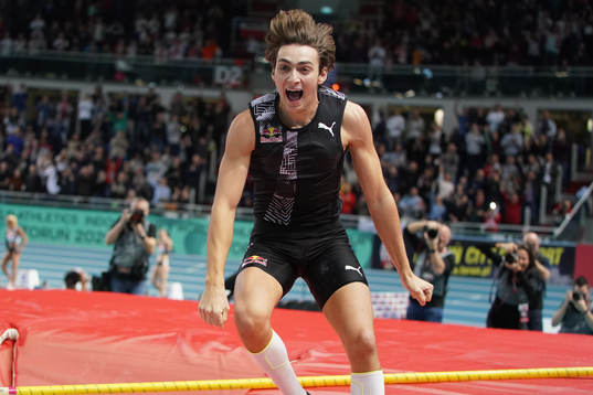 Armand Duplantis celebrates