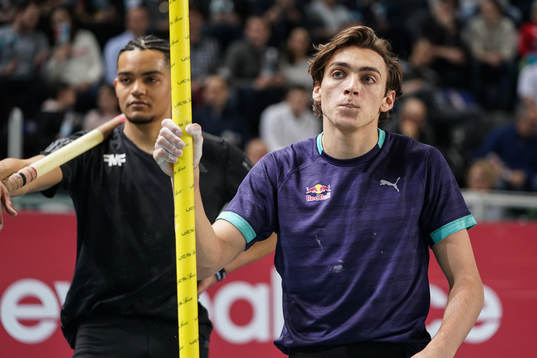 Armand Duplantis compete in the men’s pole vault