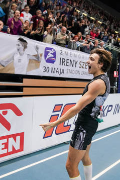 Armand Duplantis celebrates