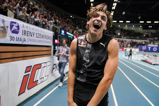 Armand Duplantis celebrates