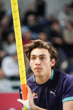 Armand Duplantis compete in the men’s pole vault