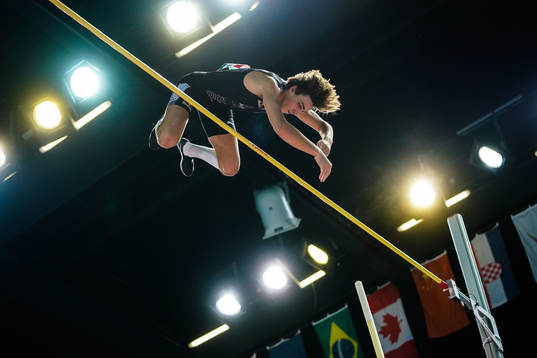 Armand Duplantis compete in the men’s pole vault