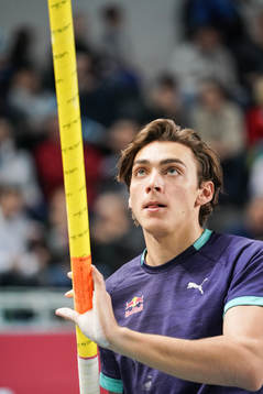 Armand Duplantis compete in the men’s pole vault