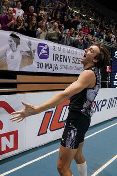 Armand Duplantis celebrates
