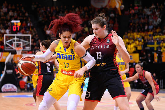 Amanda Zahui of Sweden and Kyara Linskens of Belgium