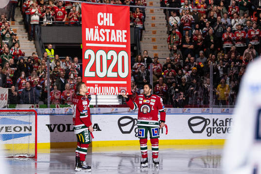 Frölundas Nicklas Lasu och Joel Lundqvist hissar en flagga