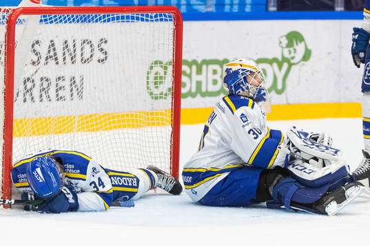 Leksands Philip Samuelsson och målvakt Janne Juvonen deppar