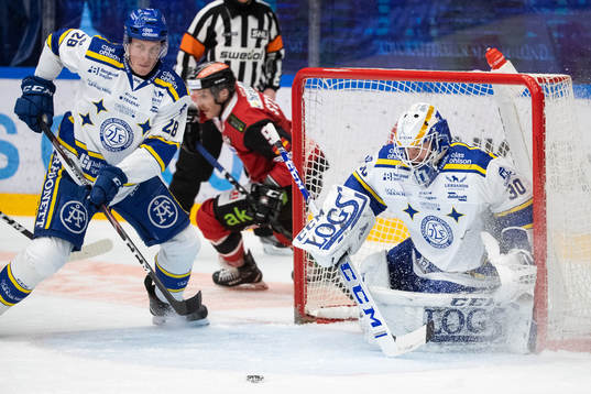 Leksands Mattias Göransson och målvakt Janne Juvonen
