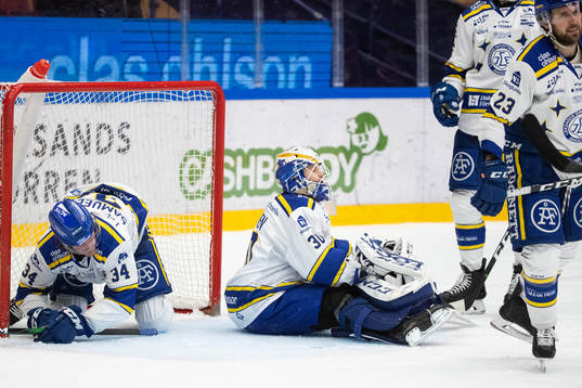 Leksands Philip Samuelsson och målvakt Janne Juvonen deppar