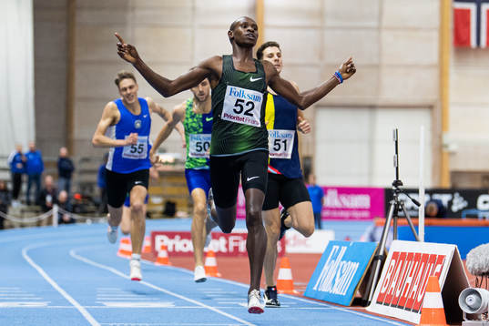 Kenyas Collins Kipruto jublar när han vinner i herrarnas