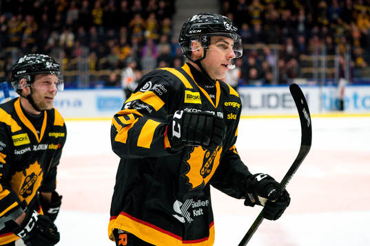 Skellefteås Joakim Lindström jublar